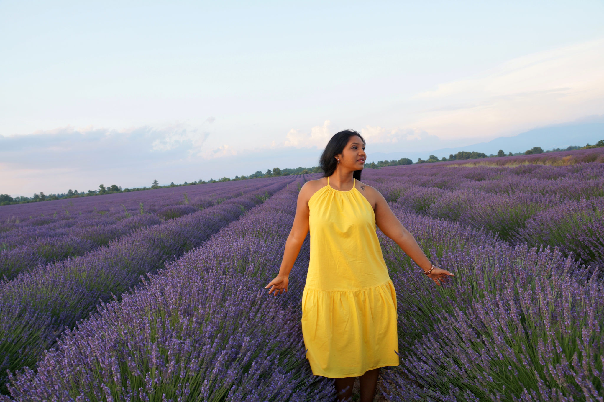 Hema_pose_ses_valises_look_blog_mode_escapade_champ_lavande