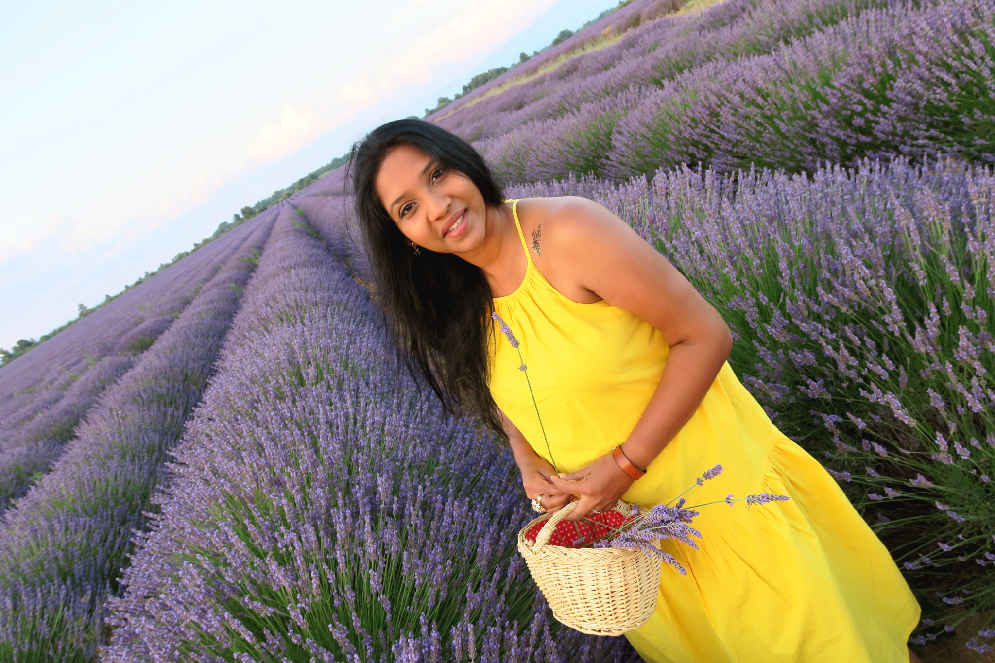 Hema_pose_ses_valises_look_blog_mode_plateau_valensole_champ_lavande