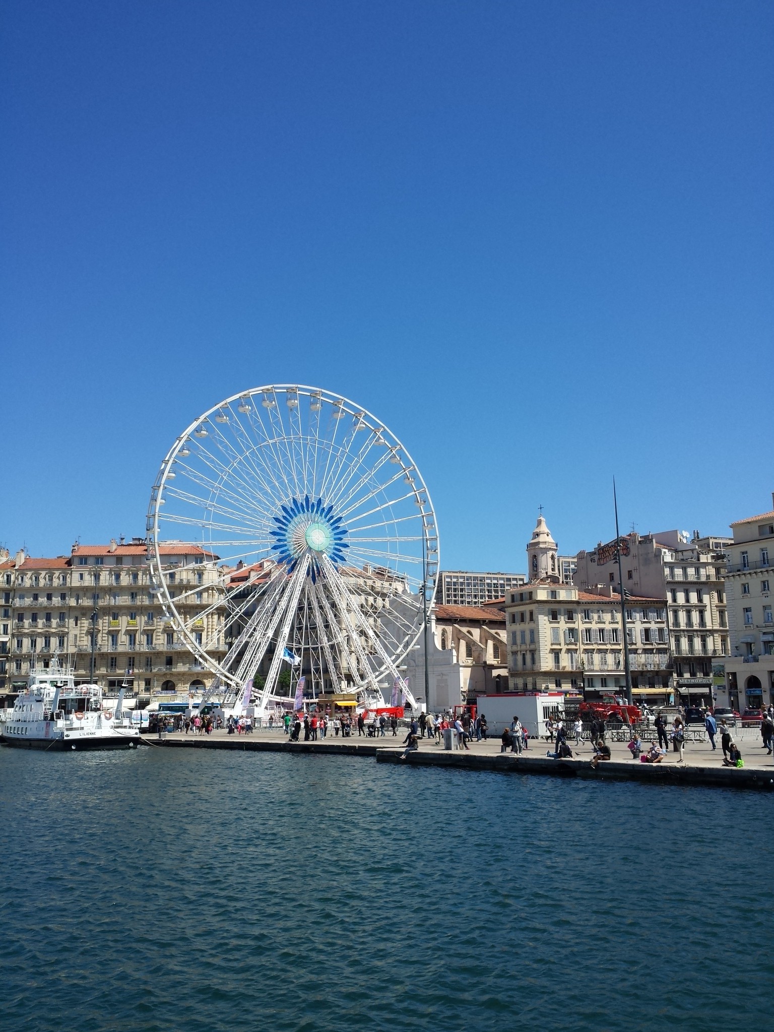 Hema_pose_ses_valises_Marseille_grande_roue_vieux_port