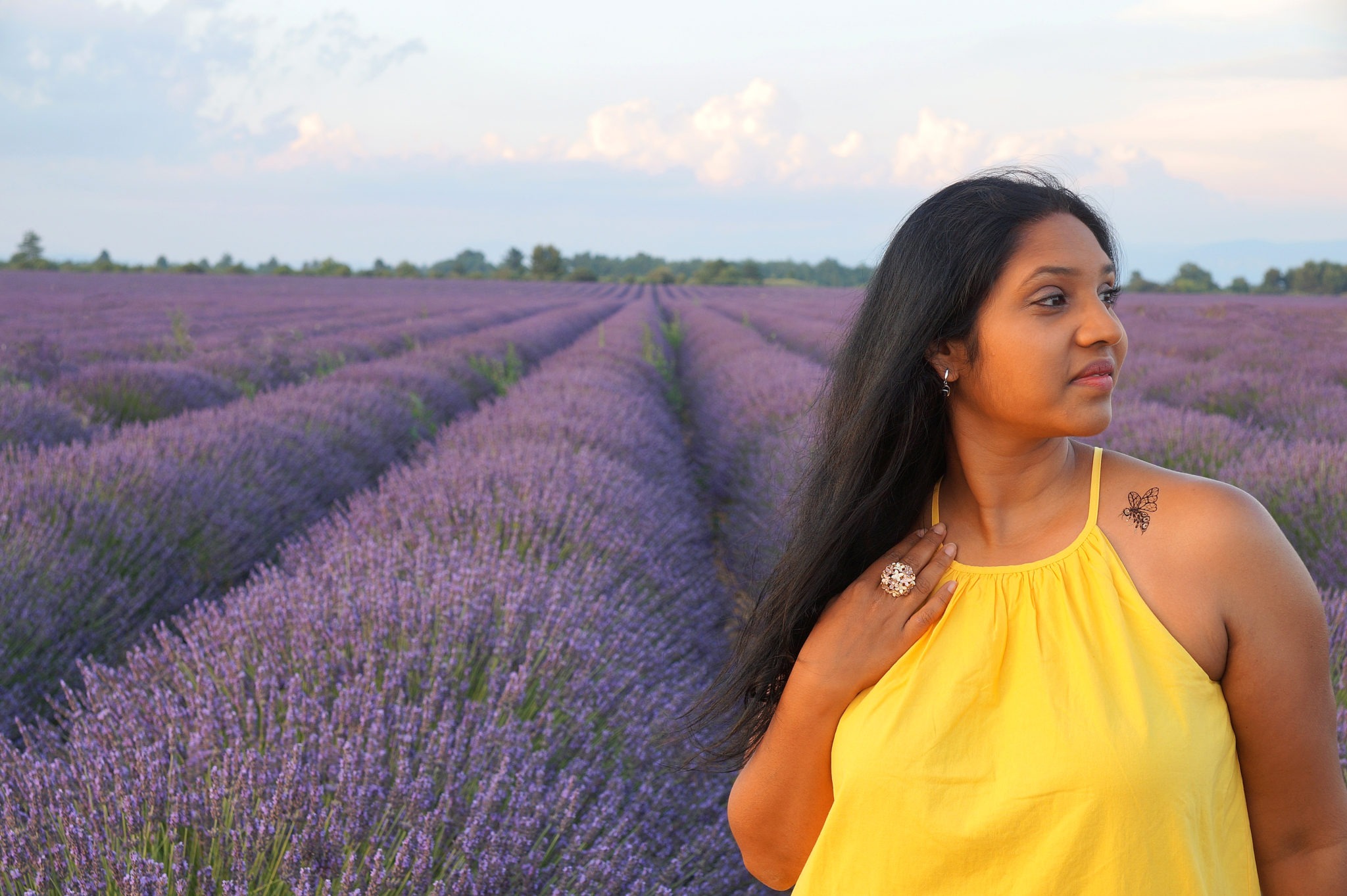 Hema_pose_ses_valises_robe_jaune_asos_ete_champ_lavande_look_blog_mode