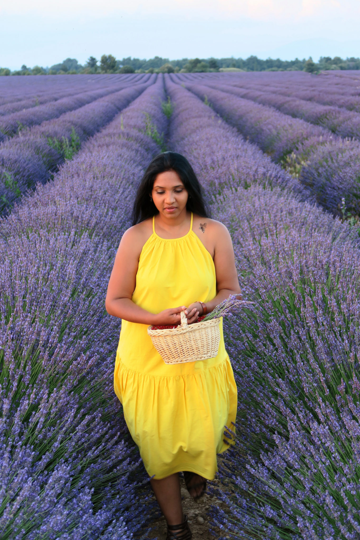 Hema_pose_ses_valises_robe_jaune_valensole_champ_lavande_panier
