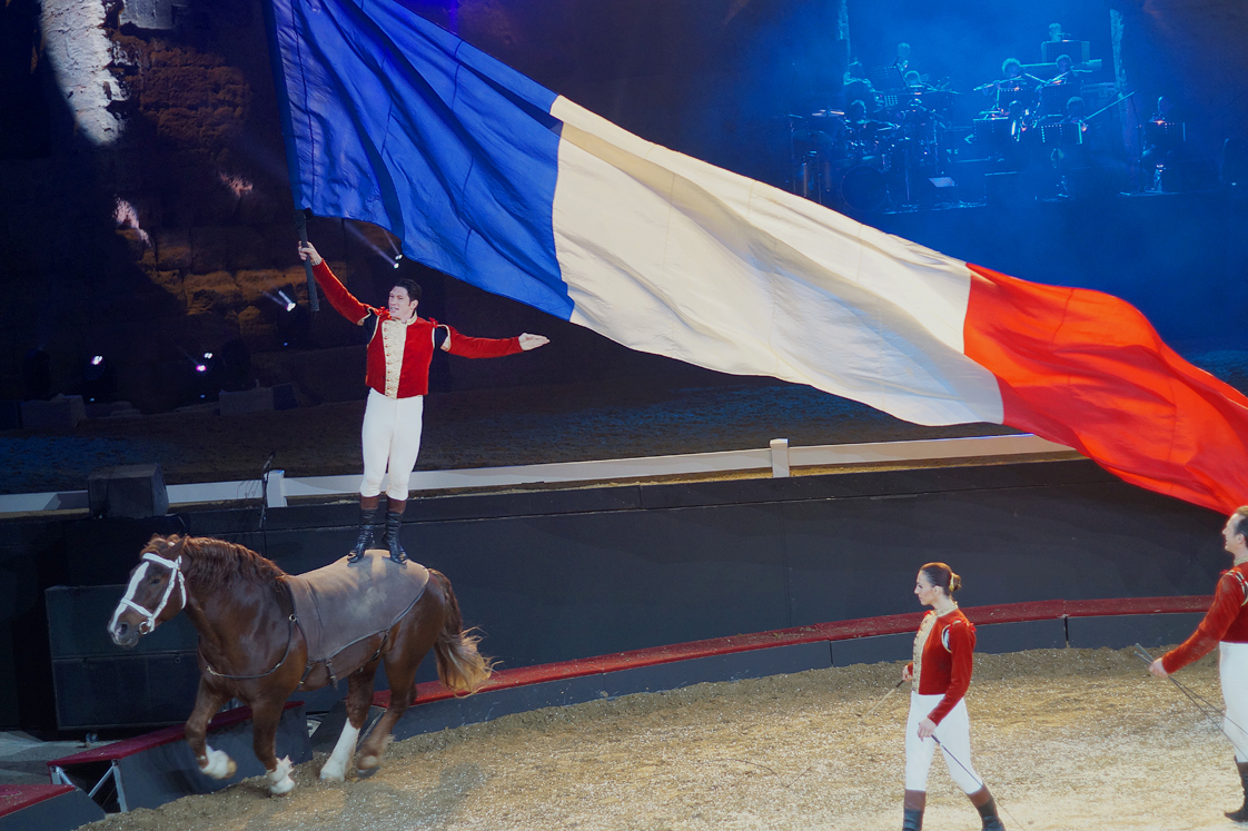 Theatre_antique_orange_drapeau_france_debout_cheval_alexis_gruss_2016