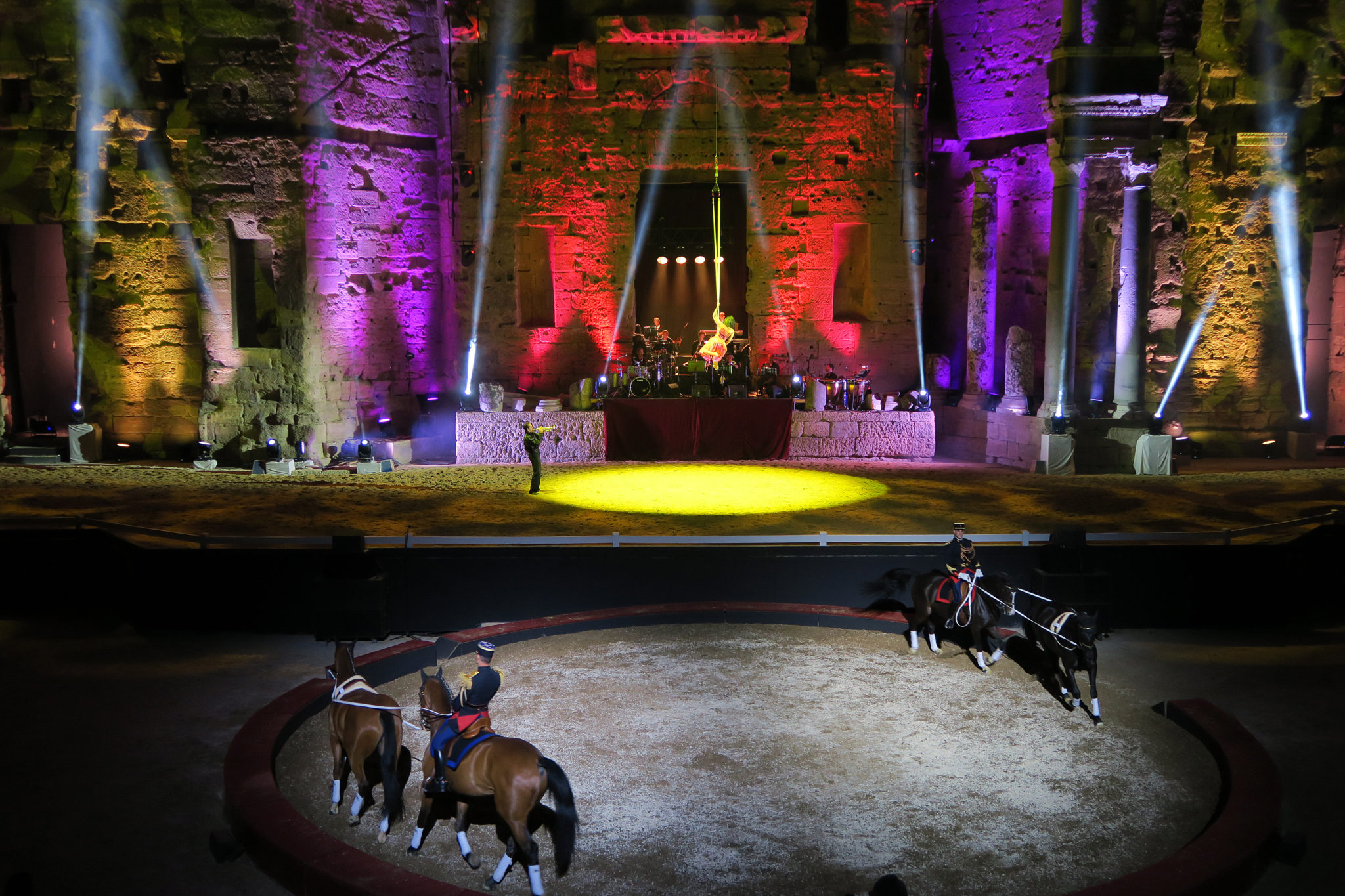 Theatre_antique_orange_garde_republicaine_cheval_cirque_aerien_alexis_gruss_edition_2016
