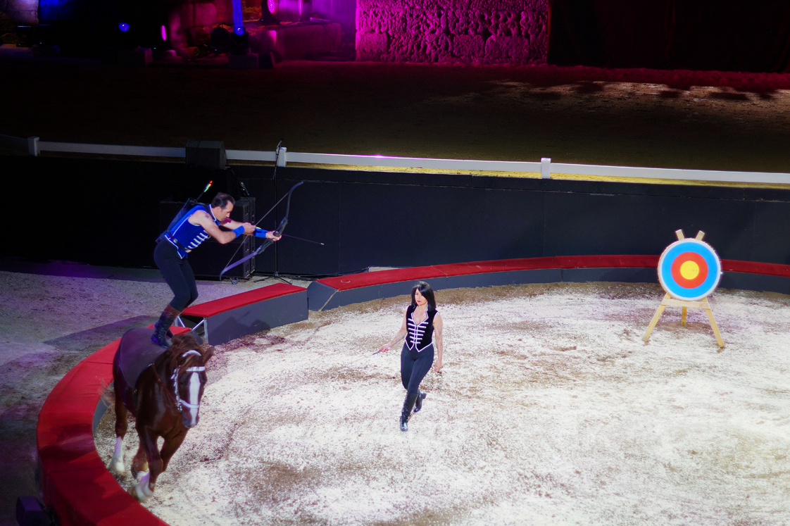 Theatre_antique_orange_tir_arc_cheval_alexis_gruss_2016