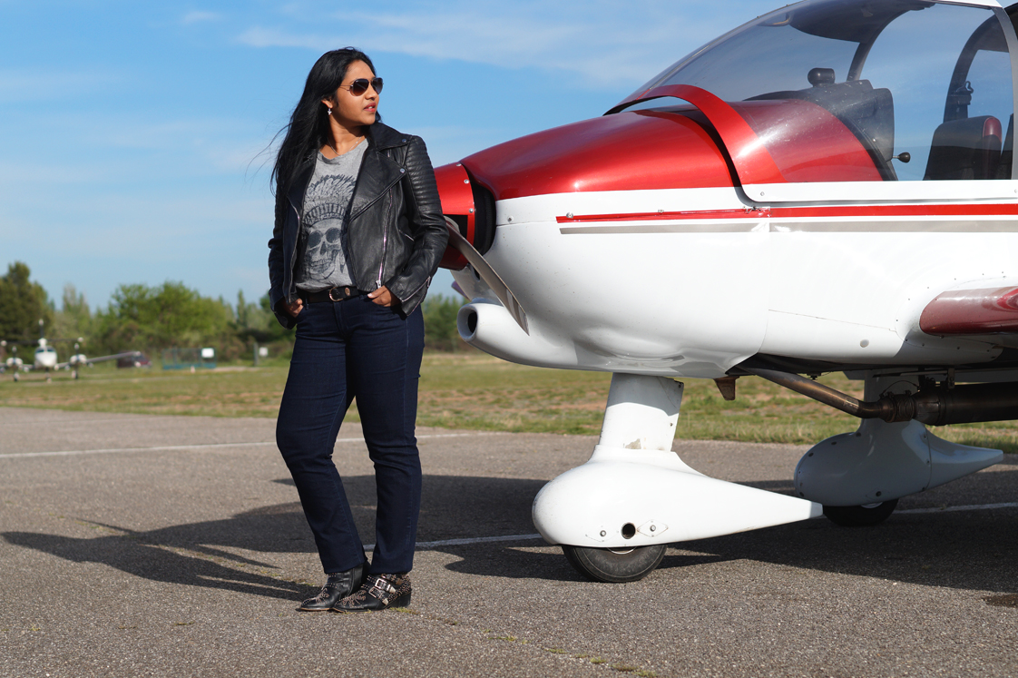 Hema_pose_ses_valises_fly_away_look_perfecto_rayban_avion