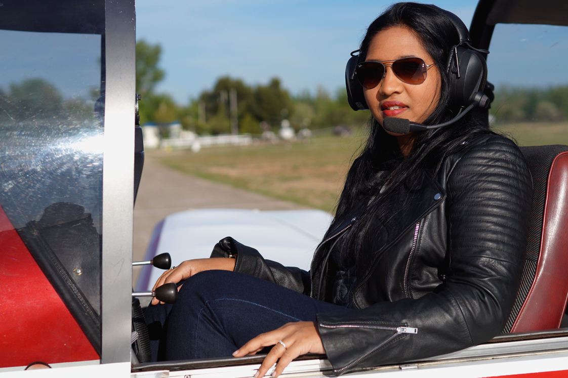 Hema_pose_ses_valises_fly_away_look_perfecto_rayban_pilote