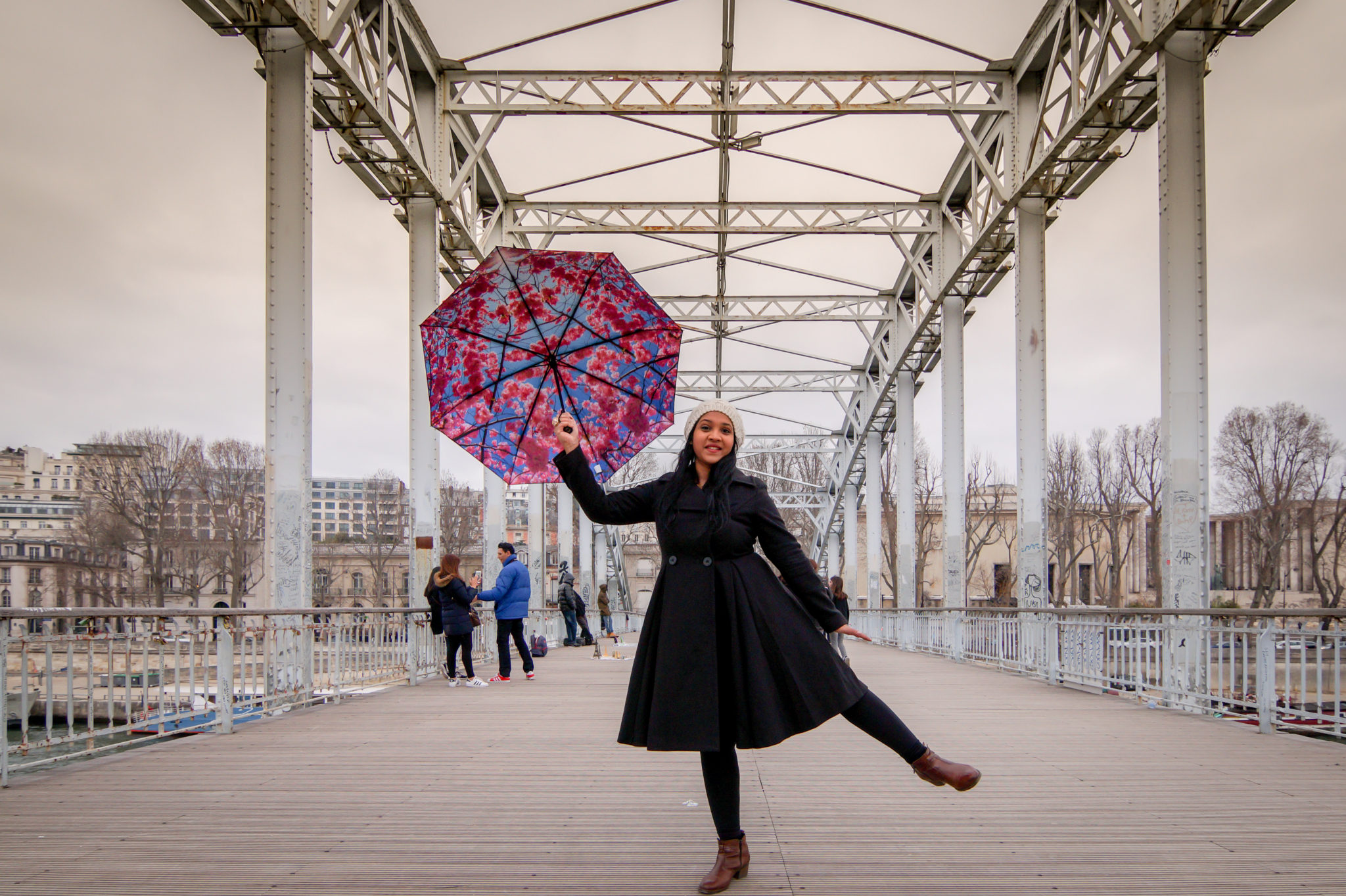 Hemaposesesvalises_Happysweeds_Cherry_Umbrella_manteau_max&co_winter_paris_blog_mode_singing_inthe_rain