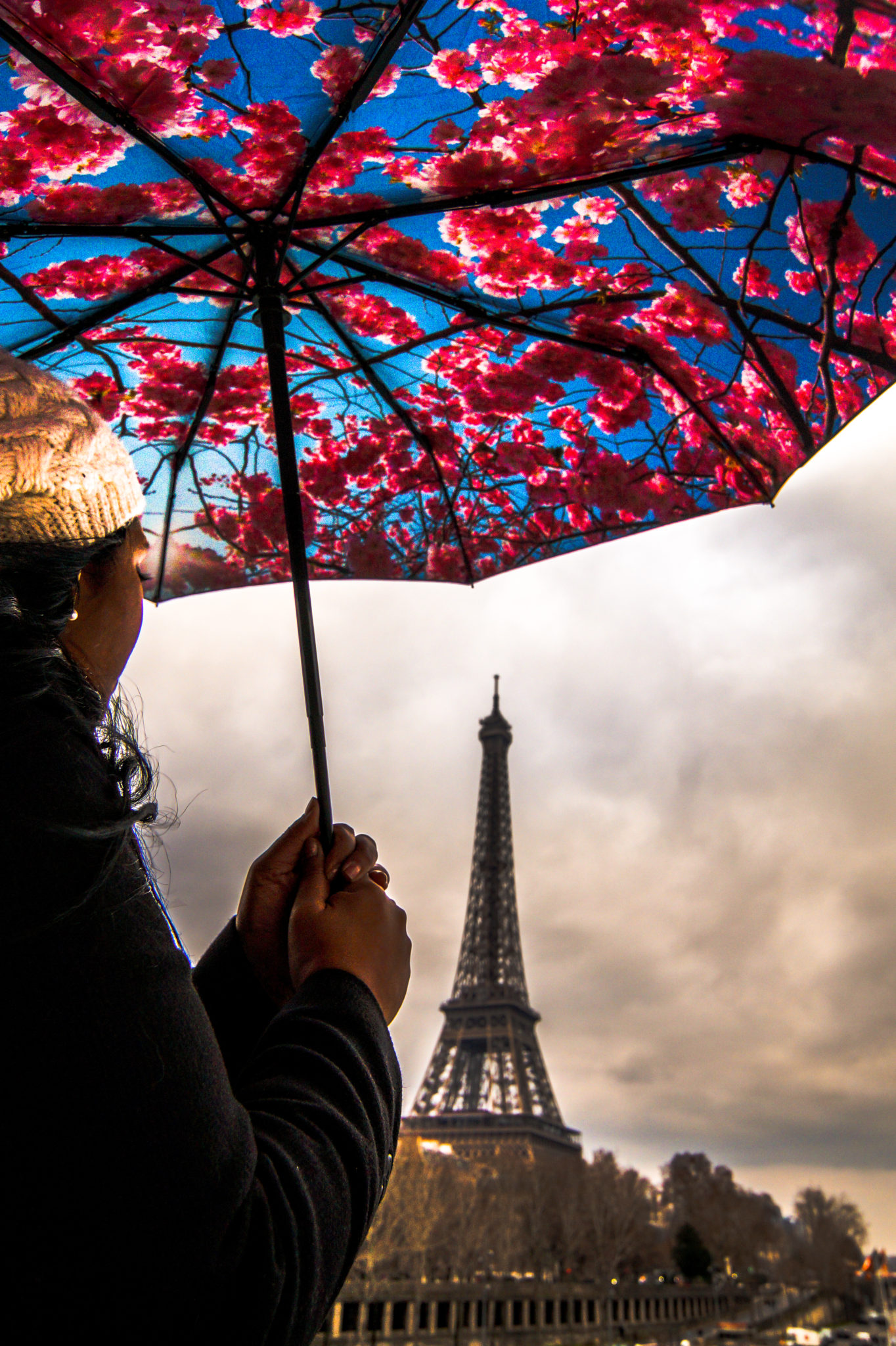 Hemaposesesvalises_Happysweeds_Cherry_Umbrella_Tour_Eiffel_paris_blog_mode_blanckwhite