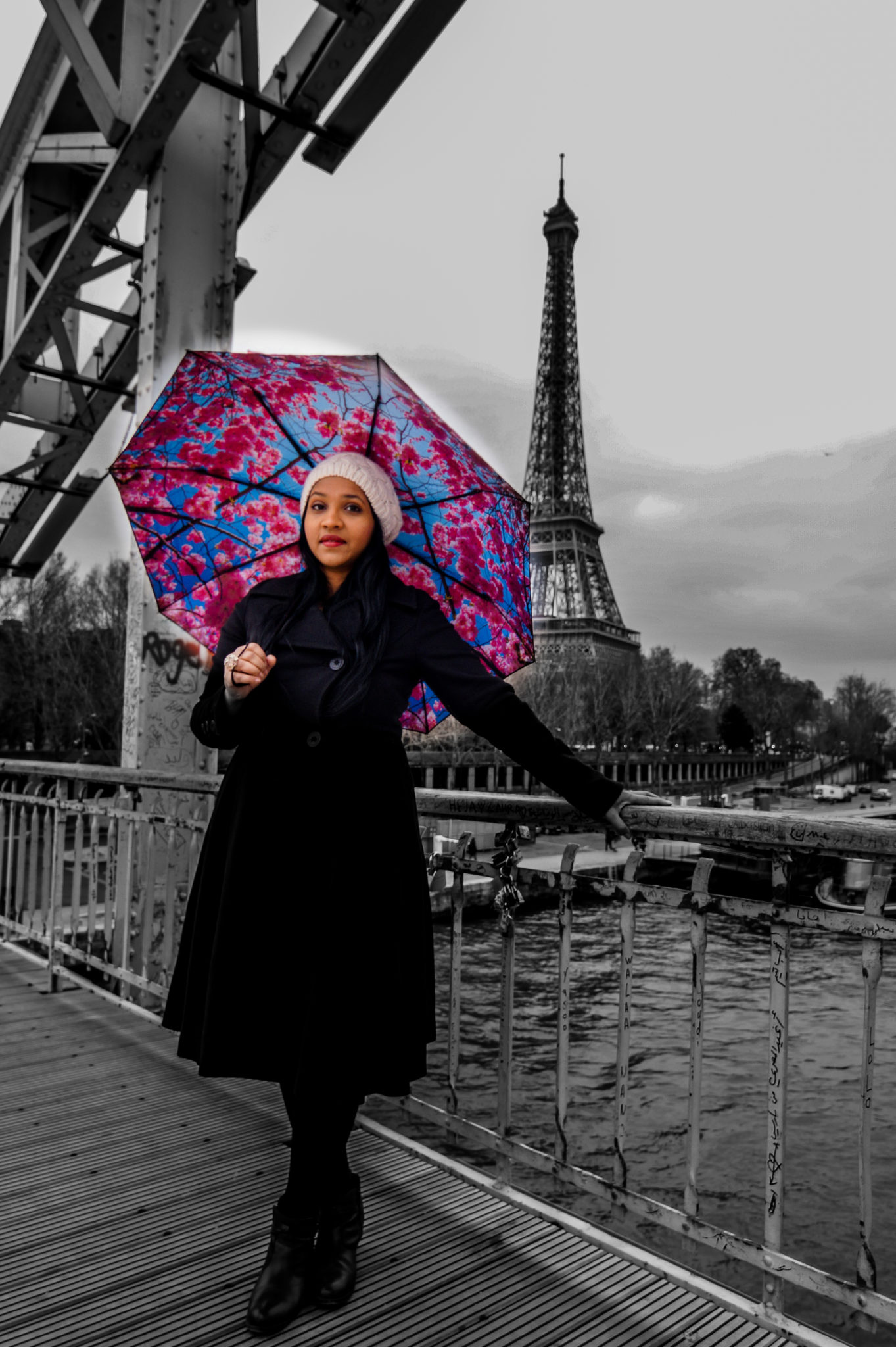 Hemaposesesvalises_Happysweeds_Cherry_Umbrella_Tour_Eiffel_winter_paris_blog_mode_blanckwhite