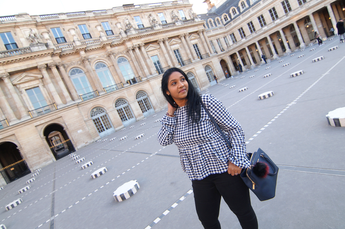 Hema_pose_ses_valises_look_mode_top_vichy_colonnes_buren_place