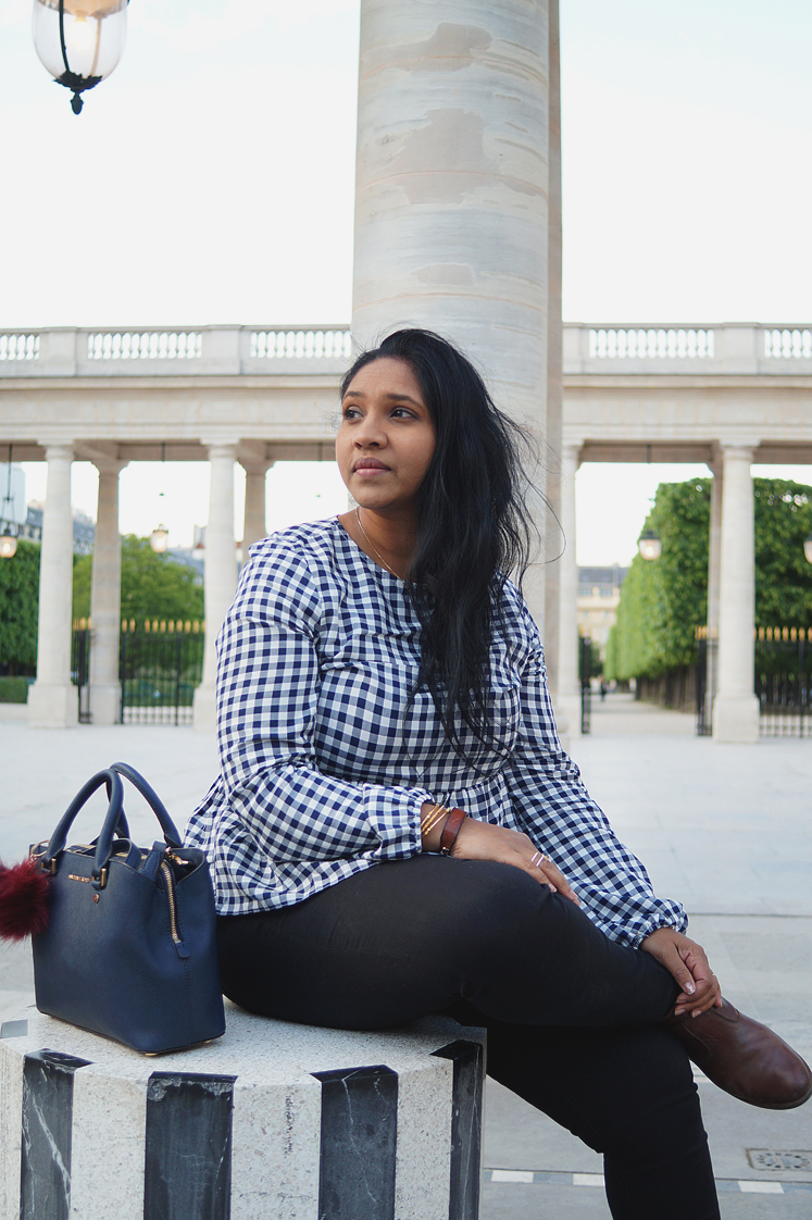 Hema_pose_ses_valises_look_mode_top_vichy_sac_michael_kors_colonnes_buren_paris