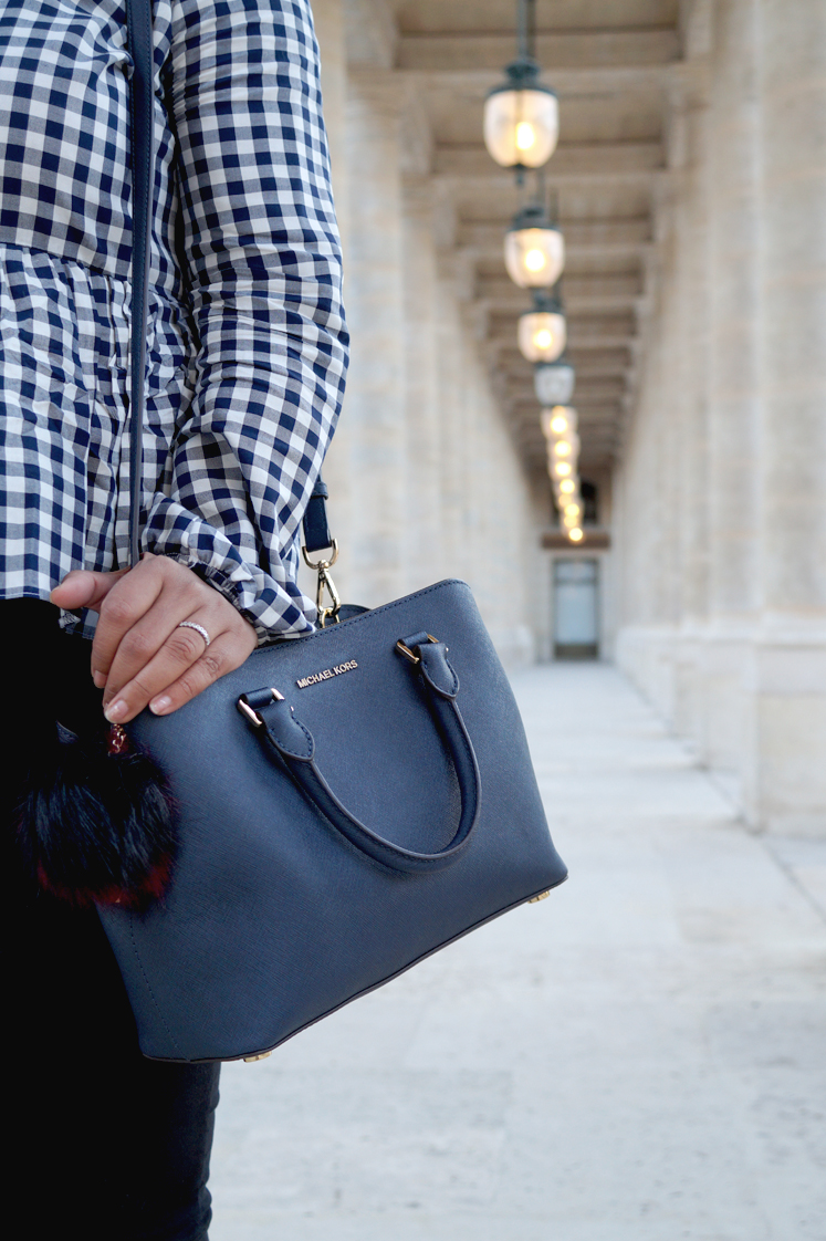 Hema_pose_ses_valises_look_mode_top_vichy_sac_michael_kors_paris