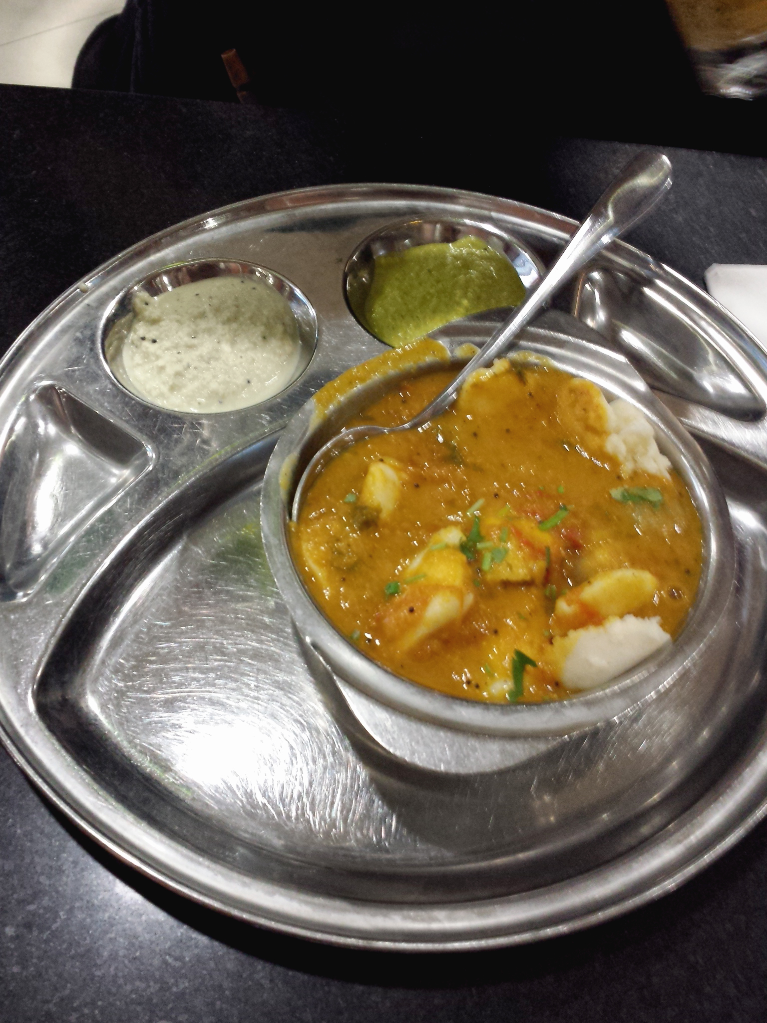 Hema_Saravanaa_Bhavan_mini_idli_sambar_Paris_restaurant_indien_cuisine_monde