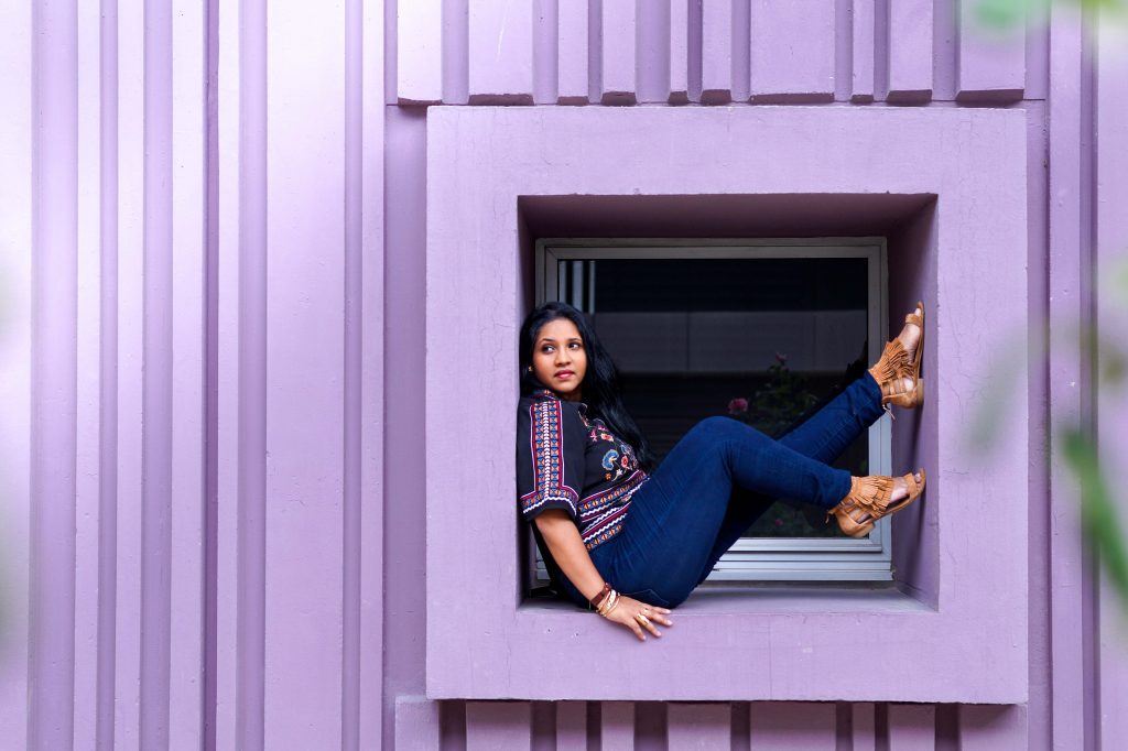 Sur la fenetre du mur violet de Beaugrenelle, un look mode