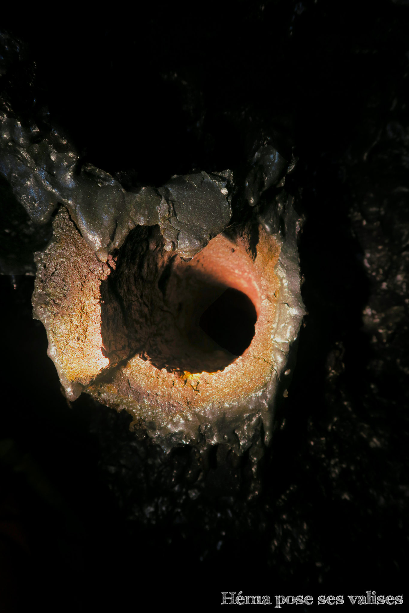 Mini tunnel de lave formée autour d'un tronc d'arbre qui a brûlé