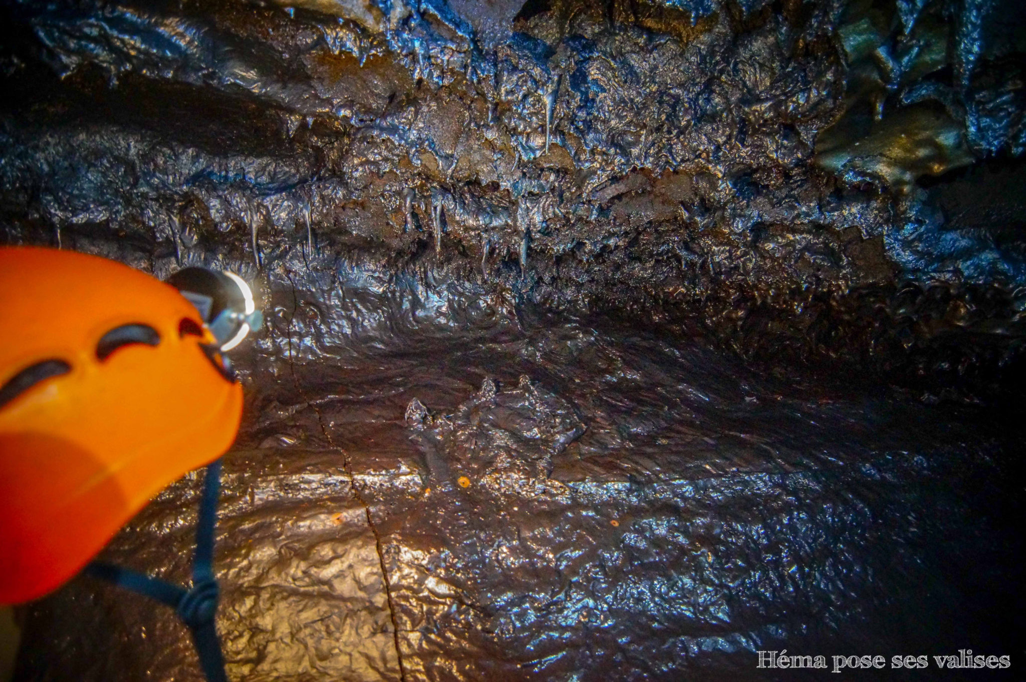 Stalactites lors de la visite des tunnels de lave à La Réunion