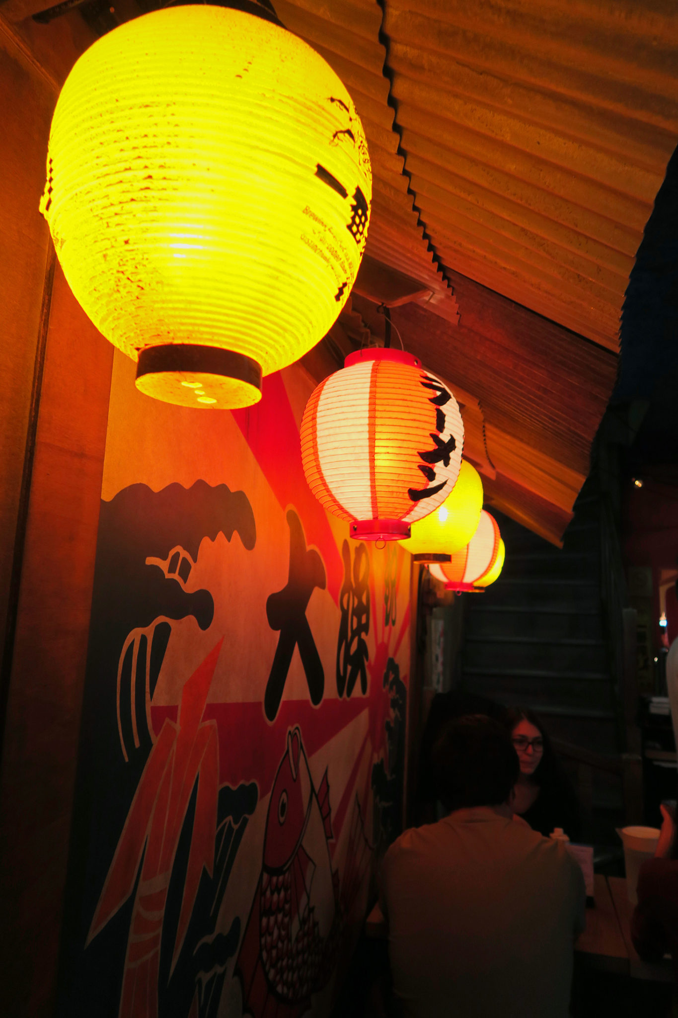 Décoration lumineuse du restaurant japonais Kodawari Ramen à Paris