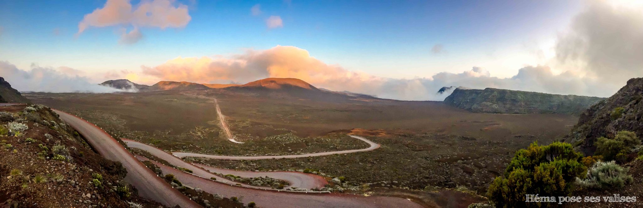Vue panoramique sur la plaine des sables, sur la route du volcan du Piton de la Fournaise