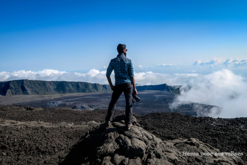 Observation de la vue du volcan et de l'enclos lors de la randonnée du Piton de la Fournaise