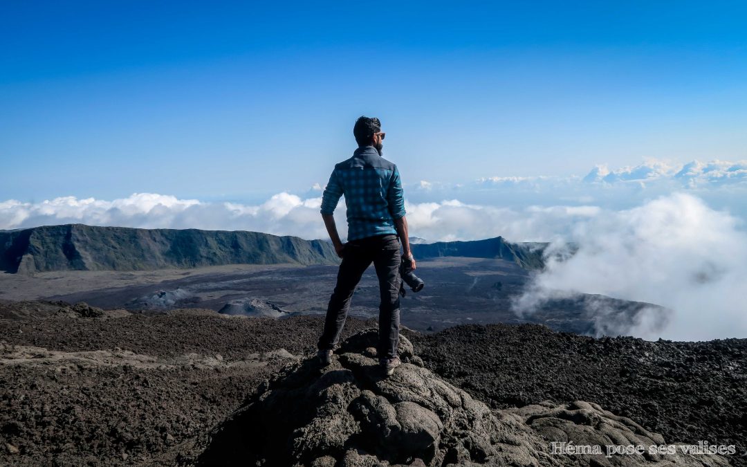 Observation de la vue du volcan et de l'enclos lors de la randonnée du Piton de la Fournaise