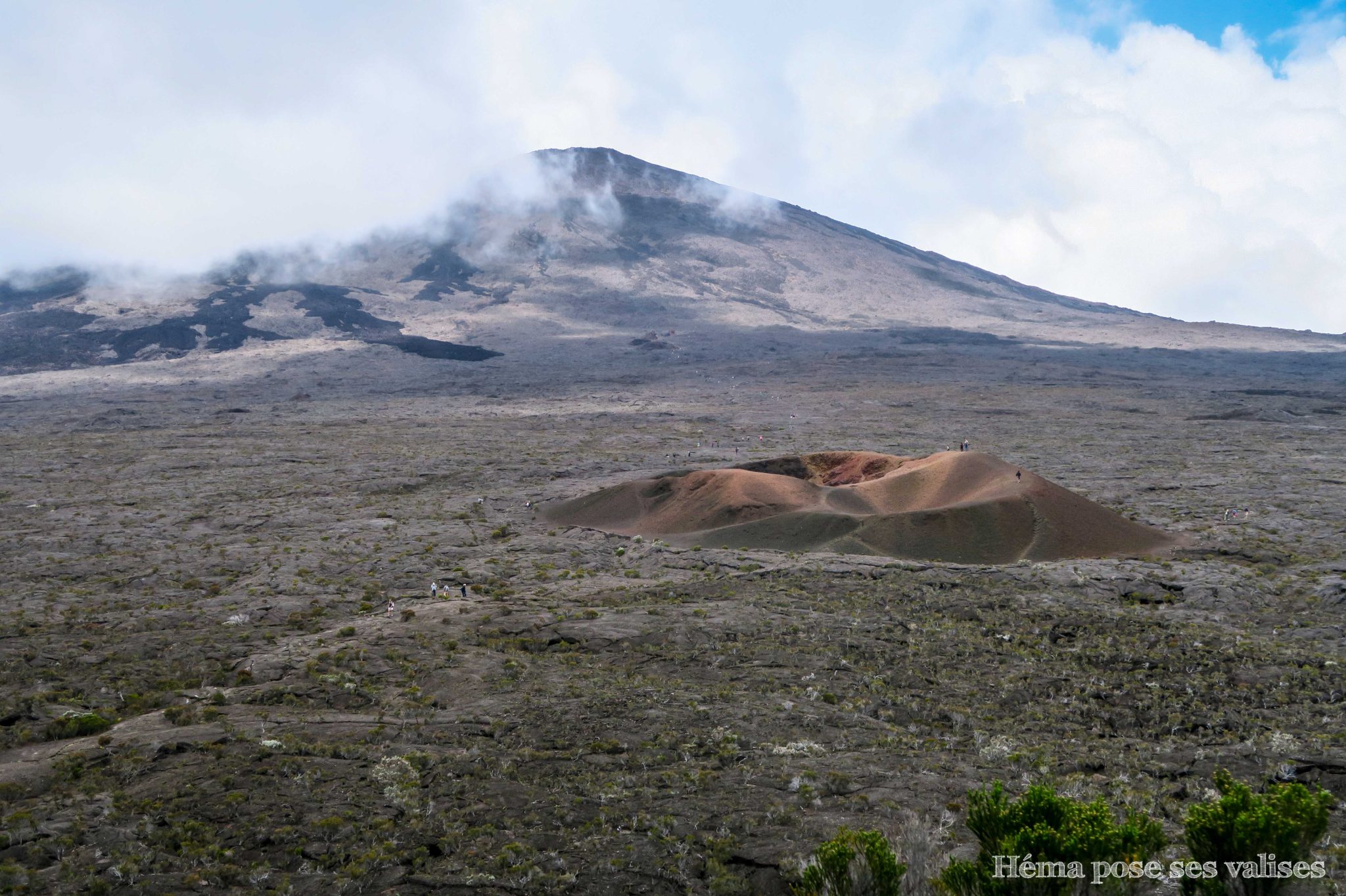 Vue de l'enclos Pas de Bellecombe sur le volcan Piton de la Fournaise et du formica Leo