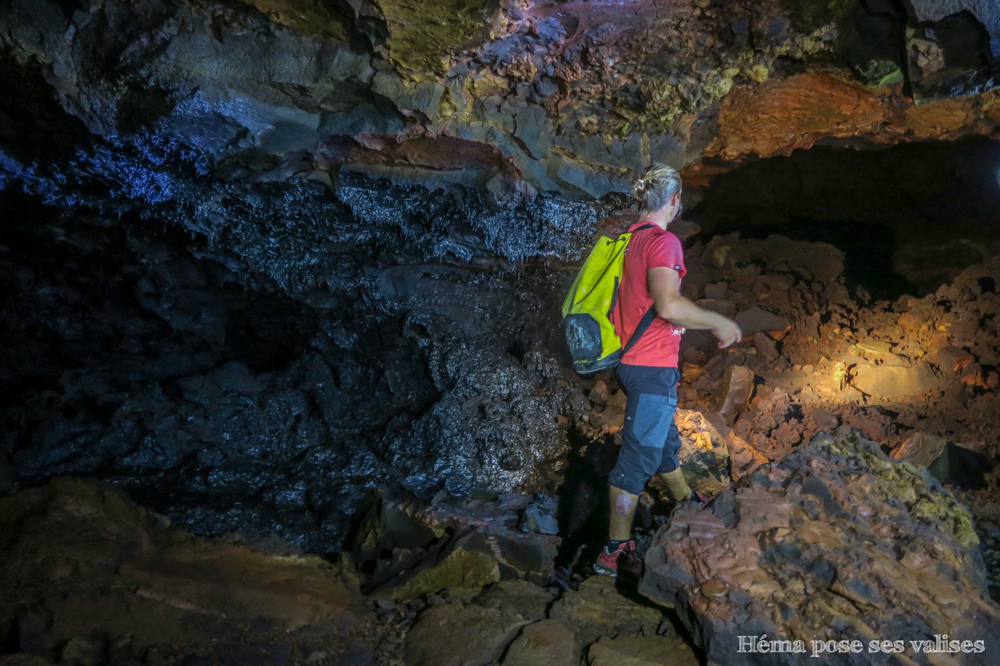 Spéléologie guidée dans les tunnels de lave à La Réunion