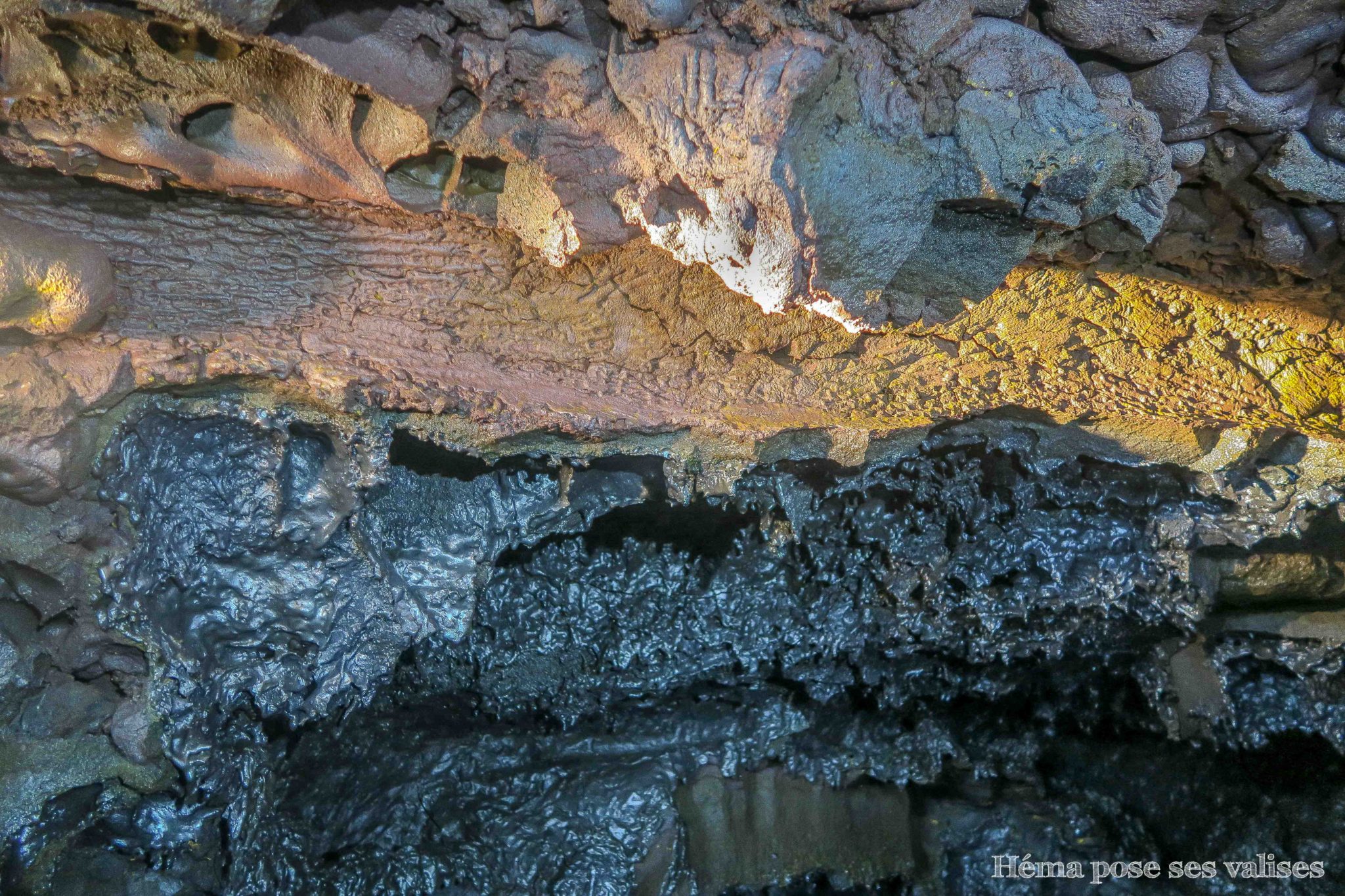 Texture et forme qu'a laissé un tronc lors de la coulée de lave à La Réunion