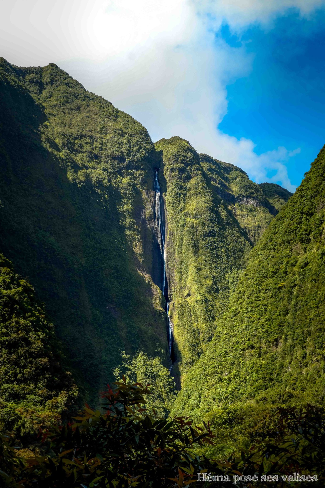 Vue sur la cascade La Voile de la Mariée depuis la route vers le cirque de Salazie à La Réunion