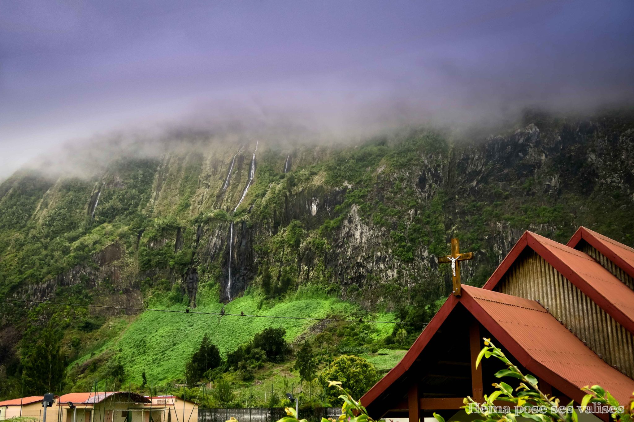 Vue sur la cascade La Voile de la Mariée depuis les villages du cirque de Salazie à La Réunion