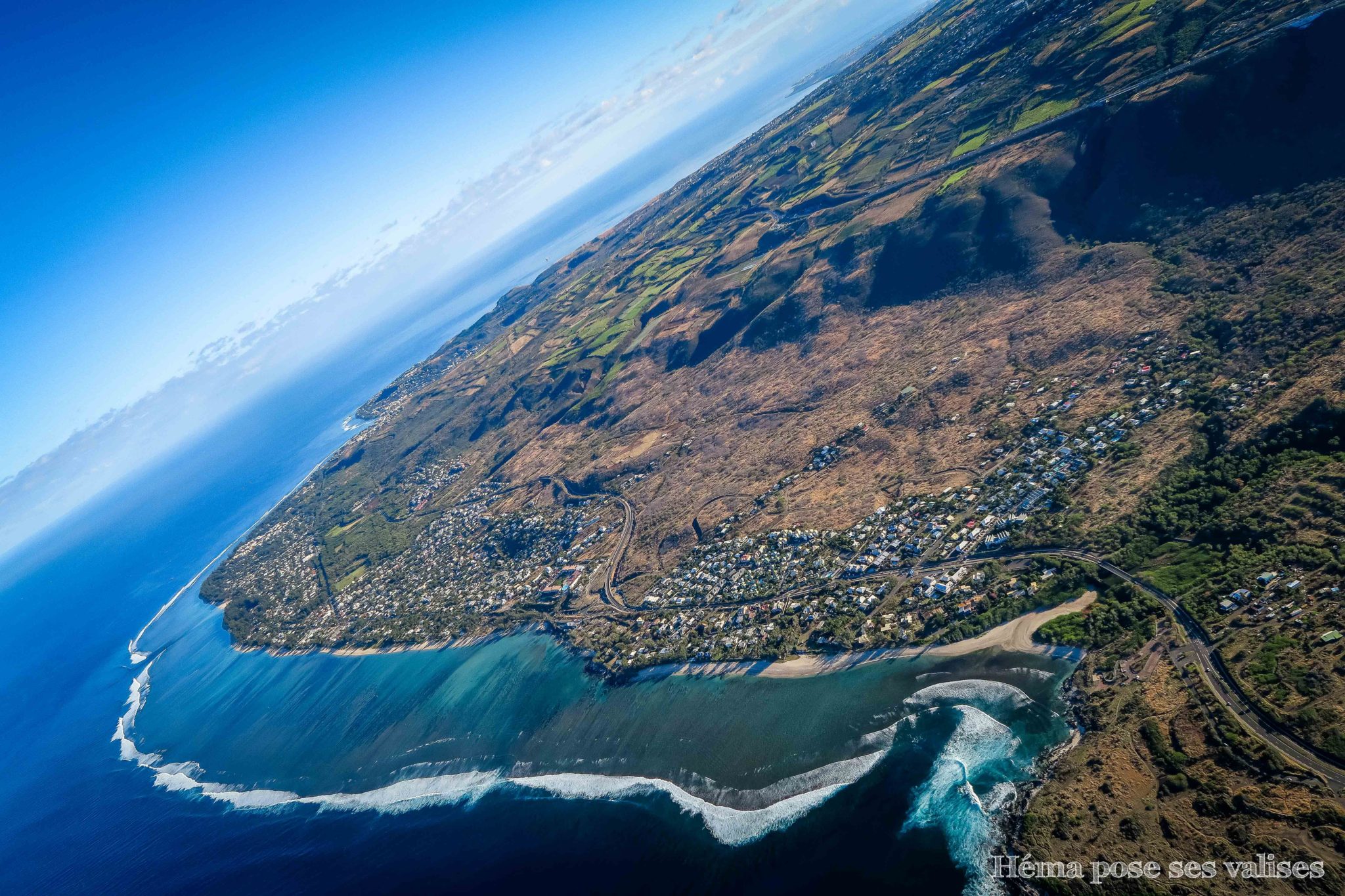 Vue sur le littoral depuis un vol en ULM à La Réunion