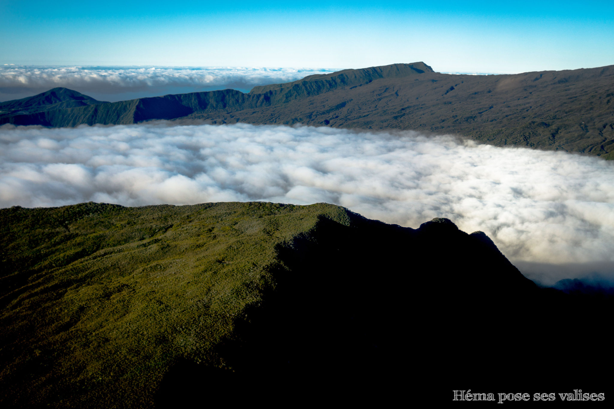 Les plaines et les montagnes de La Réunion vues du ciel