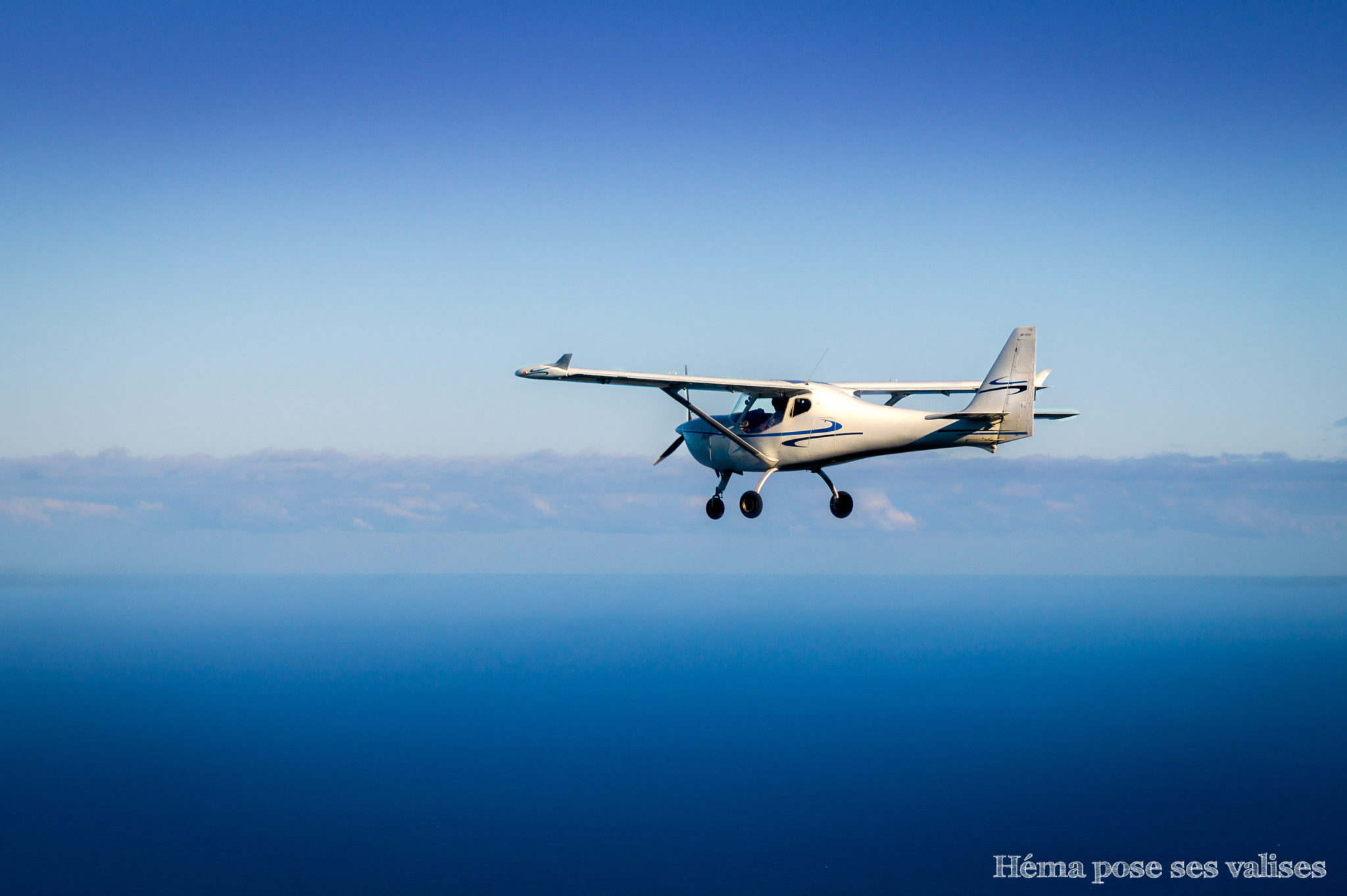 ULM volant dans le ciel de La Réunion