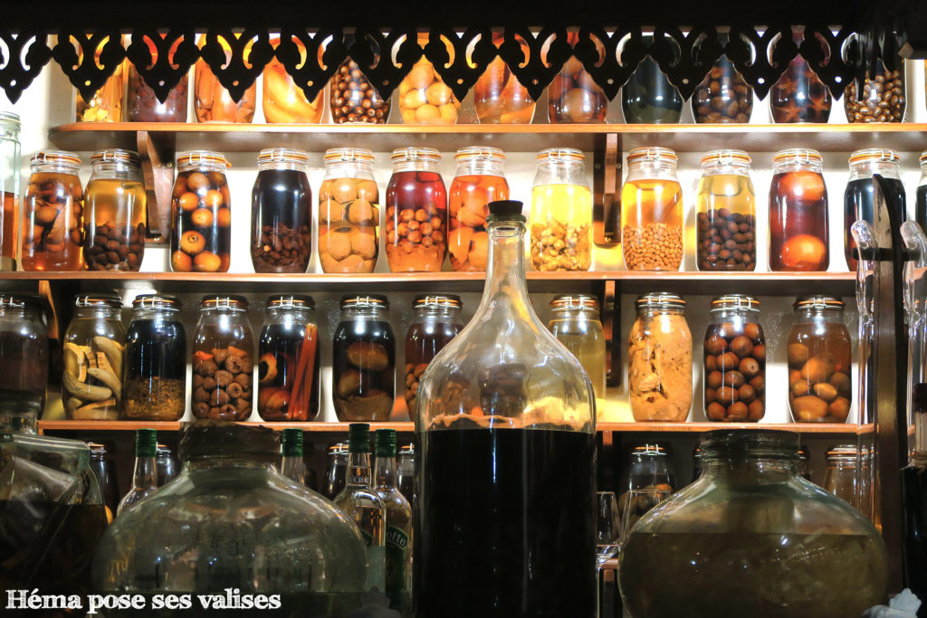 Bocaux de rhum arrangés décoratifs dans le restaurant de Saint Bernard à la Montagne sur les hauteurs de Saint Denis à La Réunion