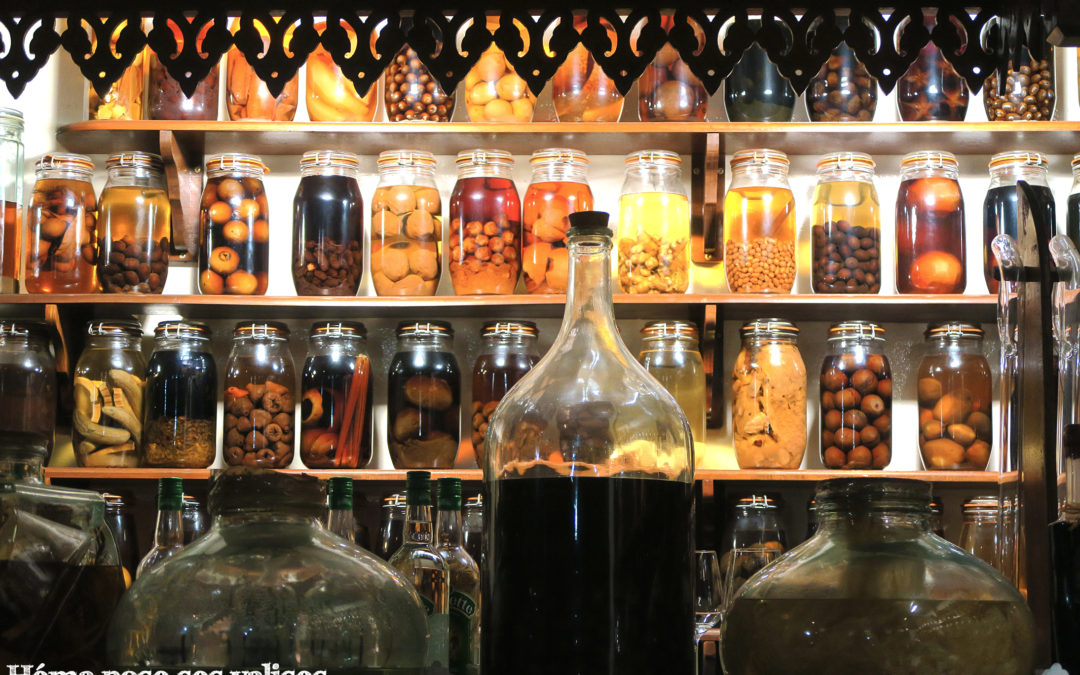 Bocaux de rhum arrangés décoratifs dans le restaurant de Saint Bernard à la Montagne sur les hauteurs de Saint Denis à La Réunion