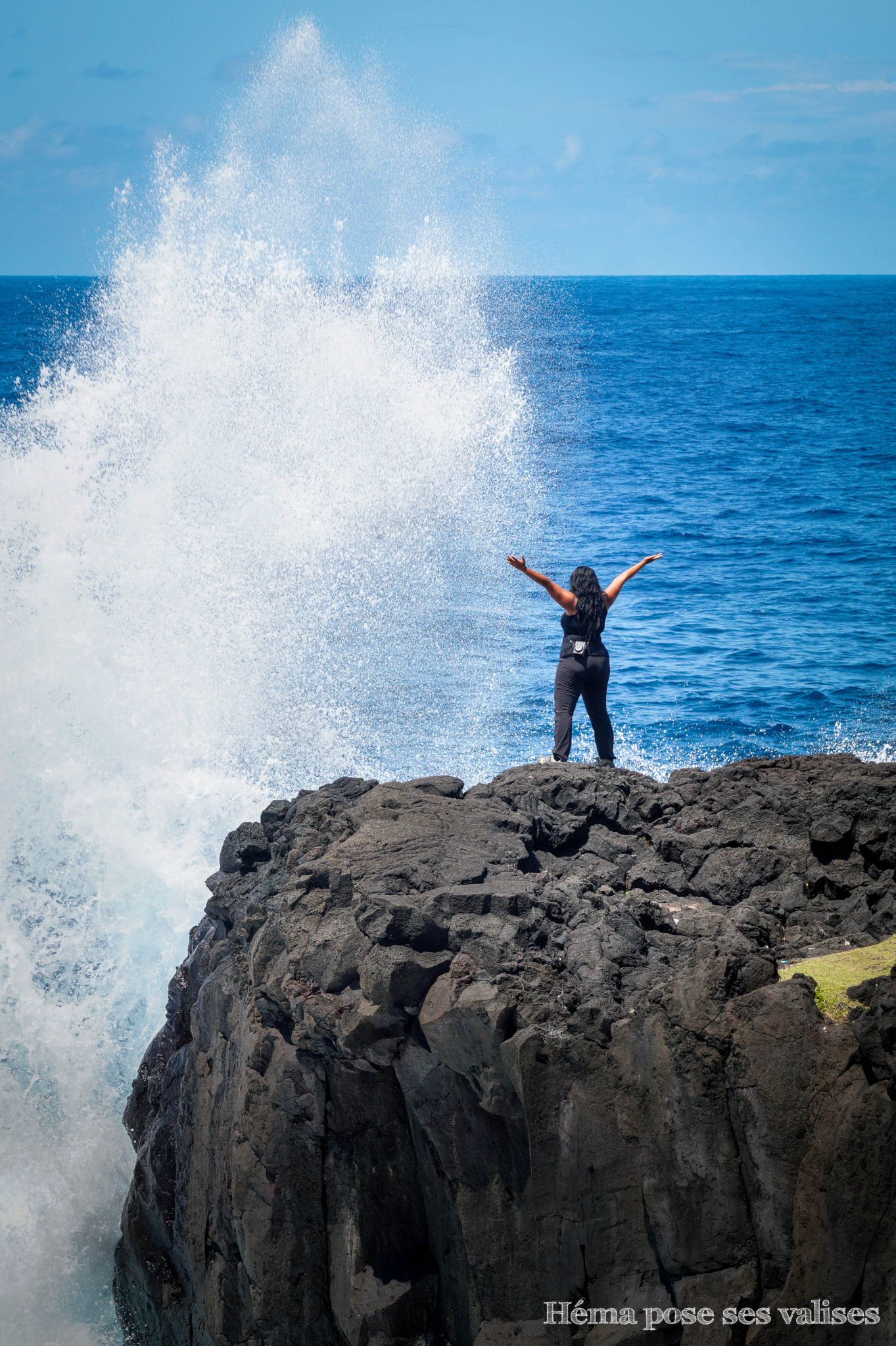Océan indien se jetant sur la roche à l'île de La Réunion