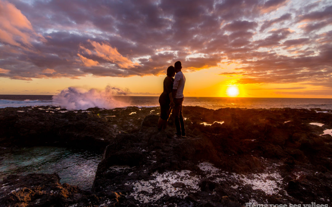 Couple assistant au coucher de soleil près du souffleur sur l'île de La Réunion