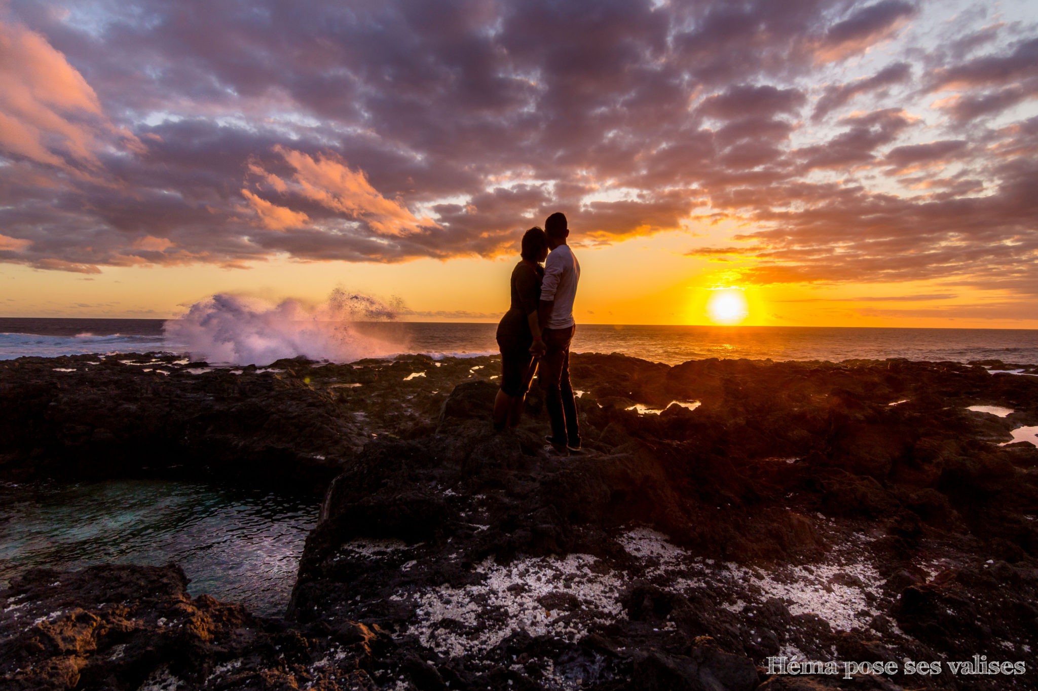 Couple assistant au coucher de soleil près du souffleur sur l'île de La Réunion